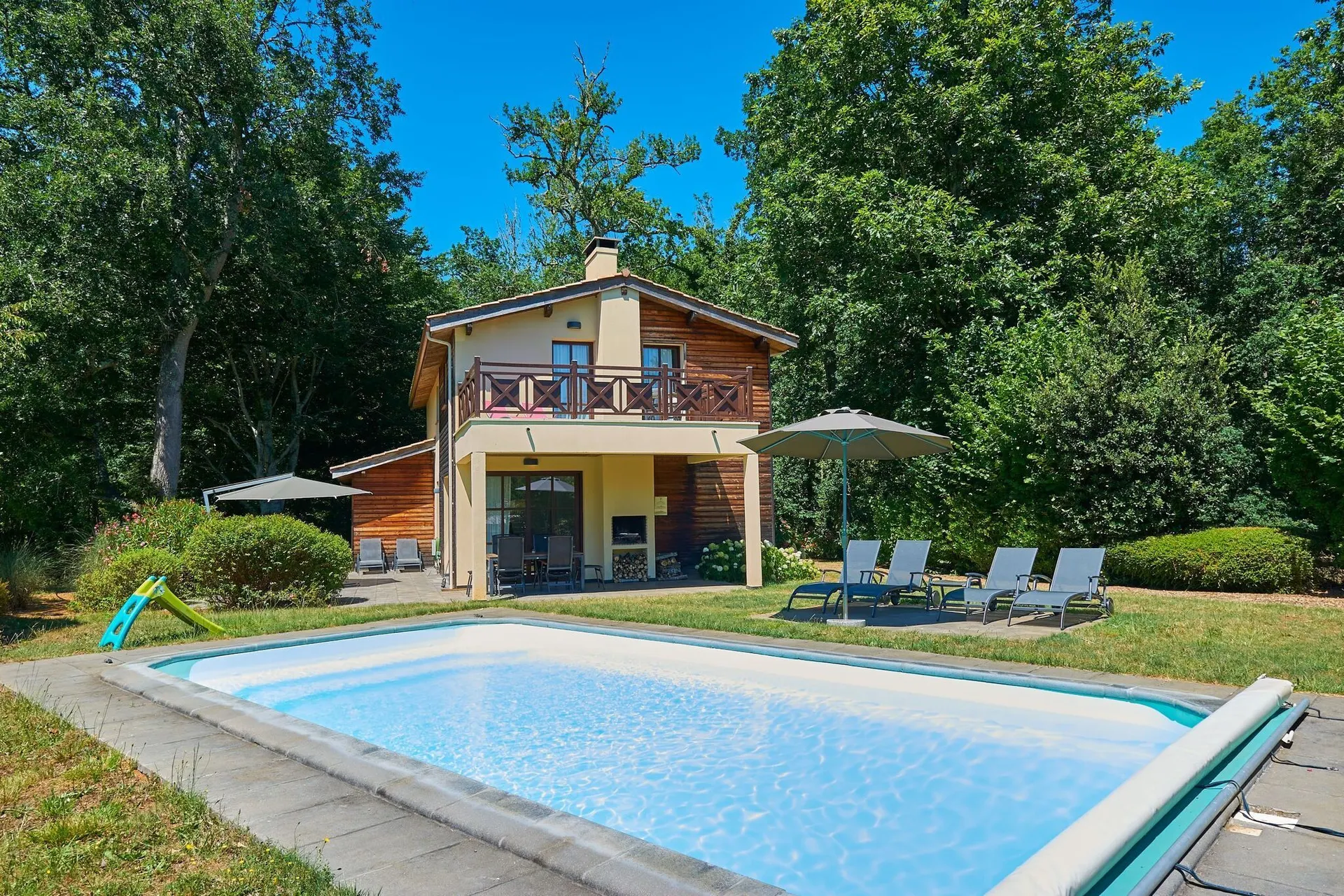 Exterieur vakantiehuis (zomer)