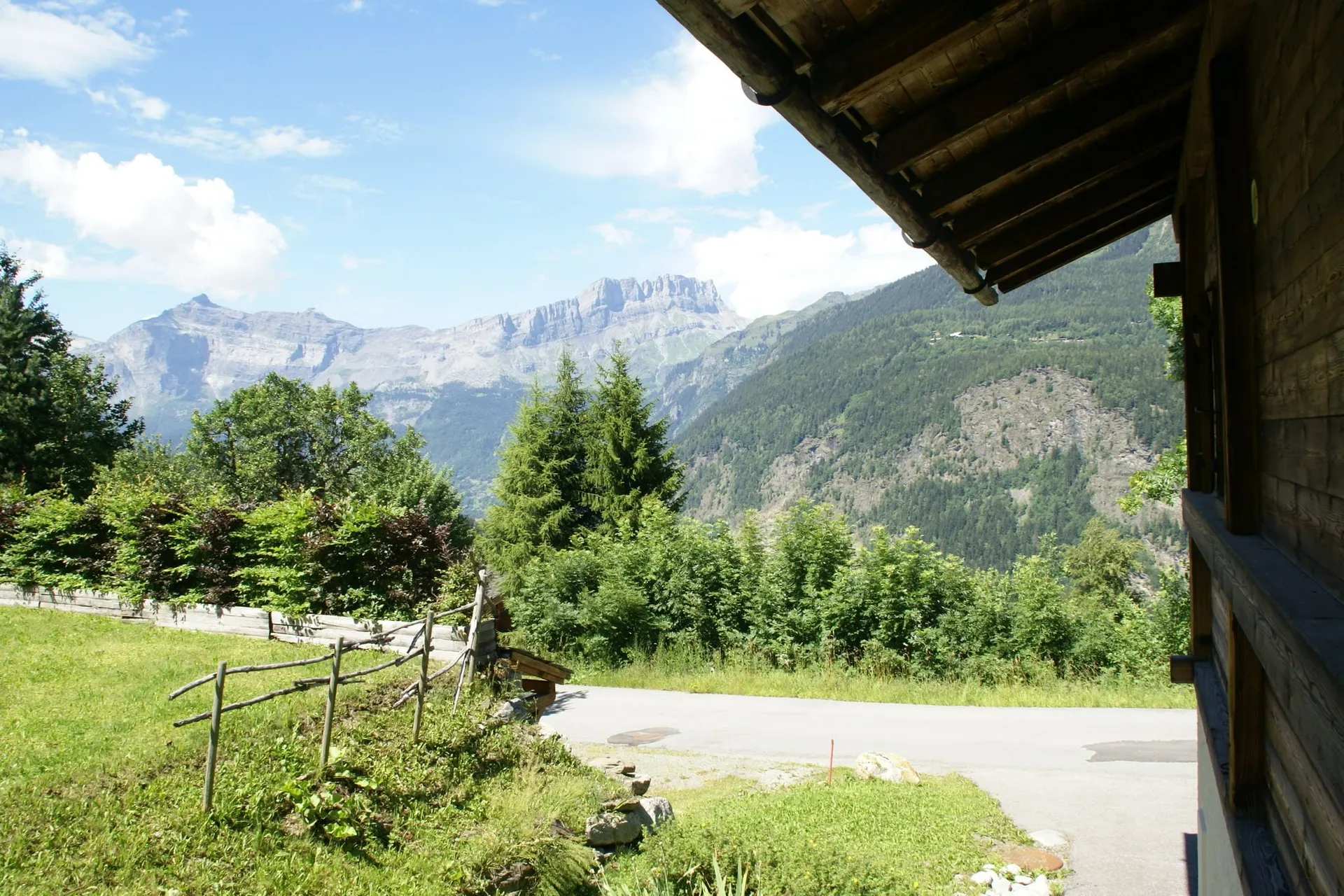 Vue de la maison de vacances (été)