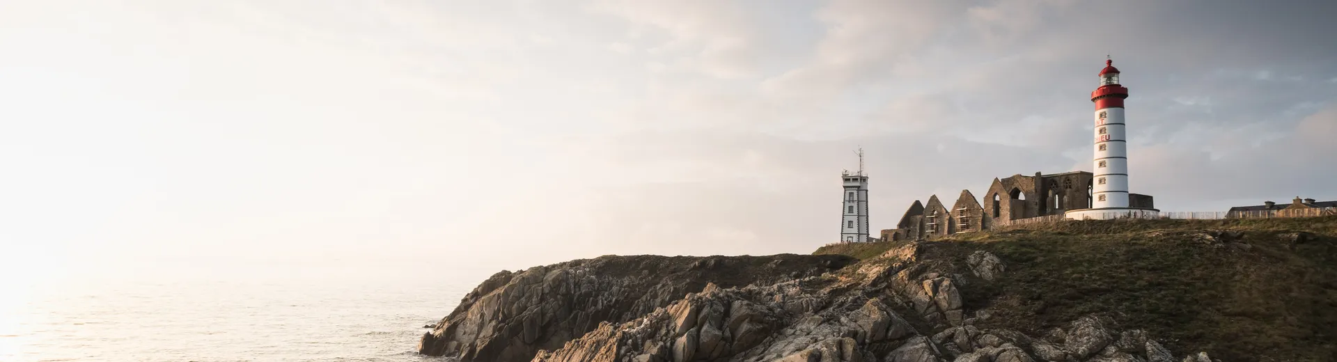 Randonner sur la côte bretonne, marcher sur les traces des guerres mondiales, apprécier la beauté de la nature ou être un amateur de cuisine française ? La Bretagne a tout pour plaire. Découvrez notre sélection de maisons de vacances en Bretagne et choisissez votre préférée.