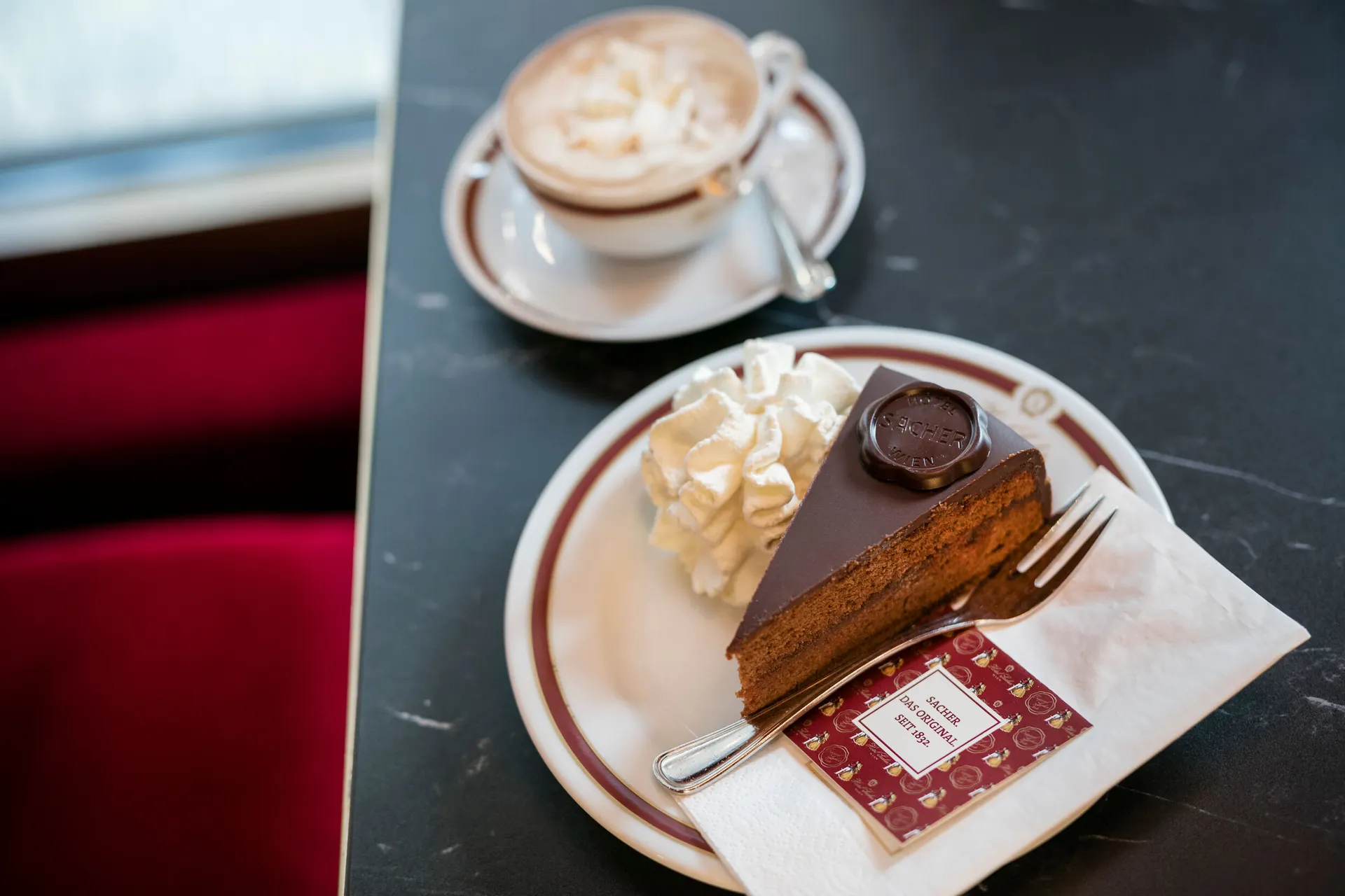 Traditionle sachertorte, de beroemde Oostenrijkse chocoladetaart met abrikozenjam en chocoladeglazuur | de Jong Intra Vakanties