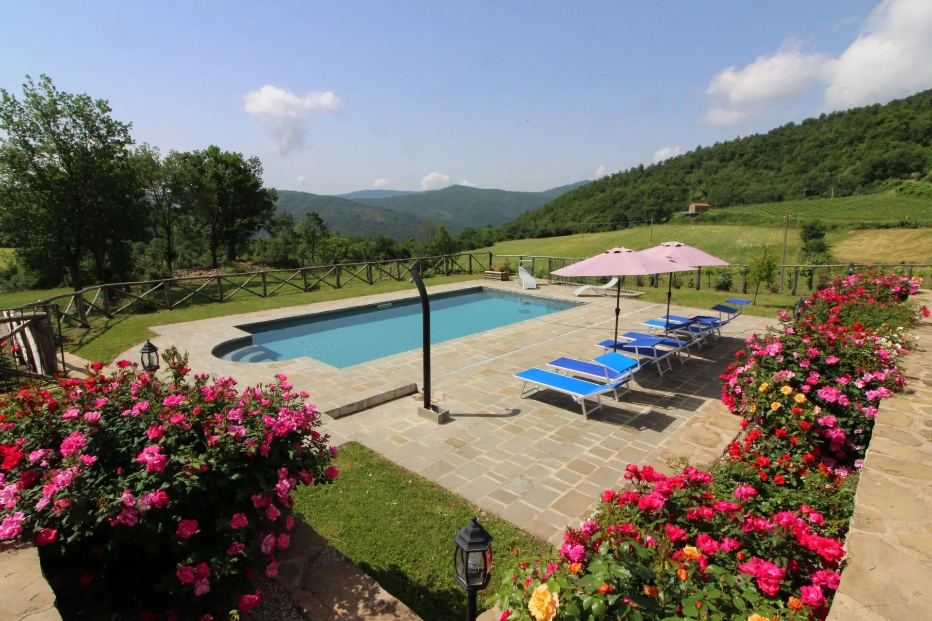 poggio del fabbro zwembad en bloemen