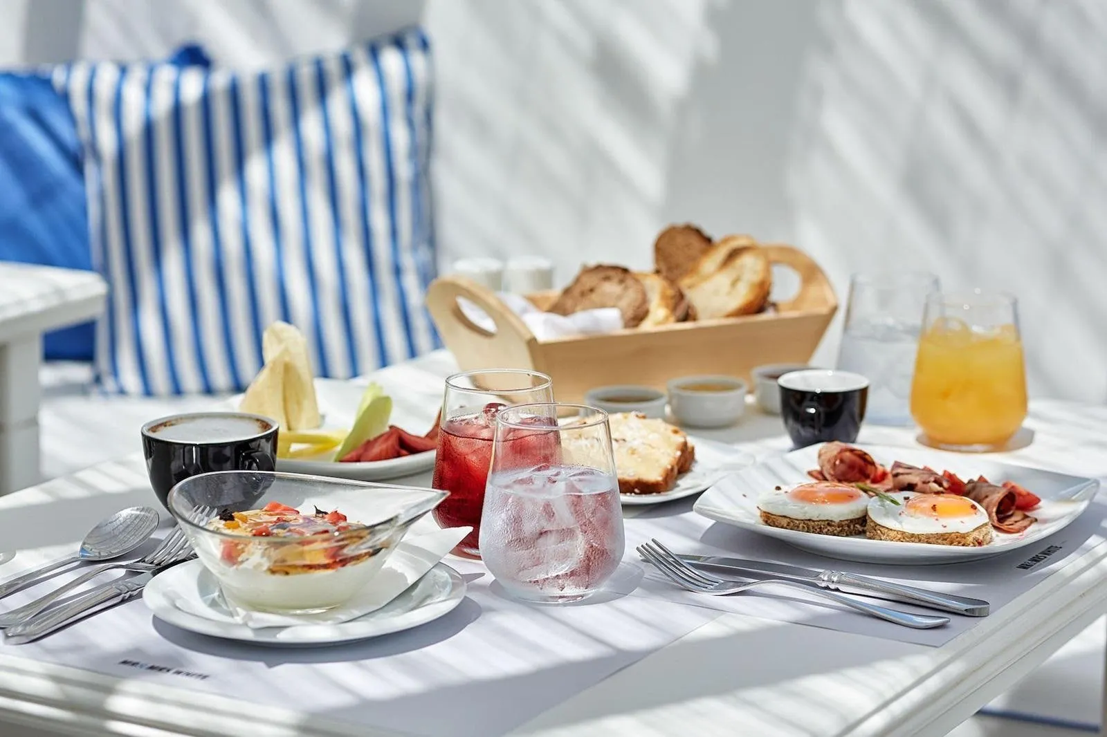 Mr & Mrs White Tinos