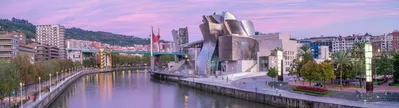 Le Guggenheim et la ligne d'horizon de Bilbao pendant un séjour en ville