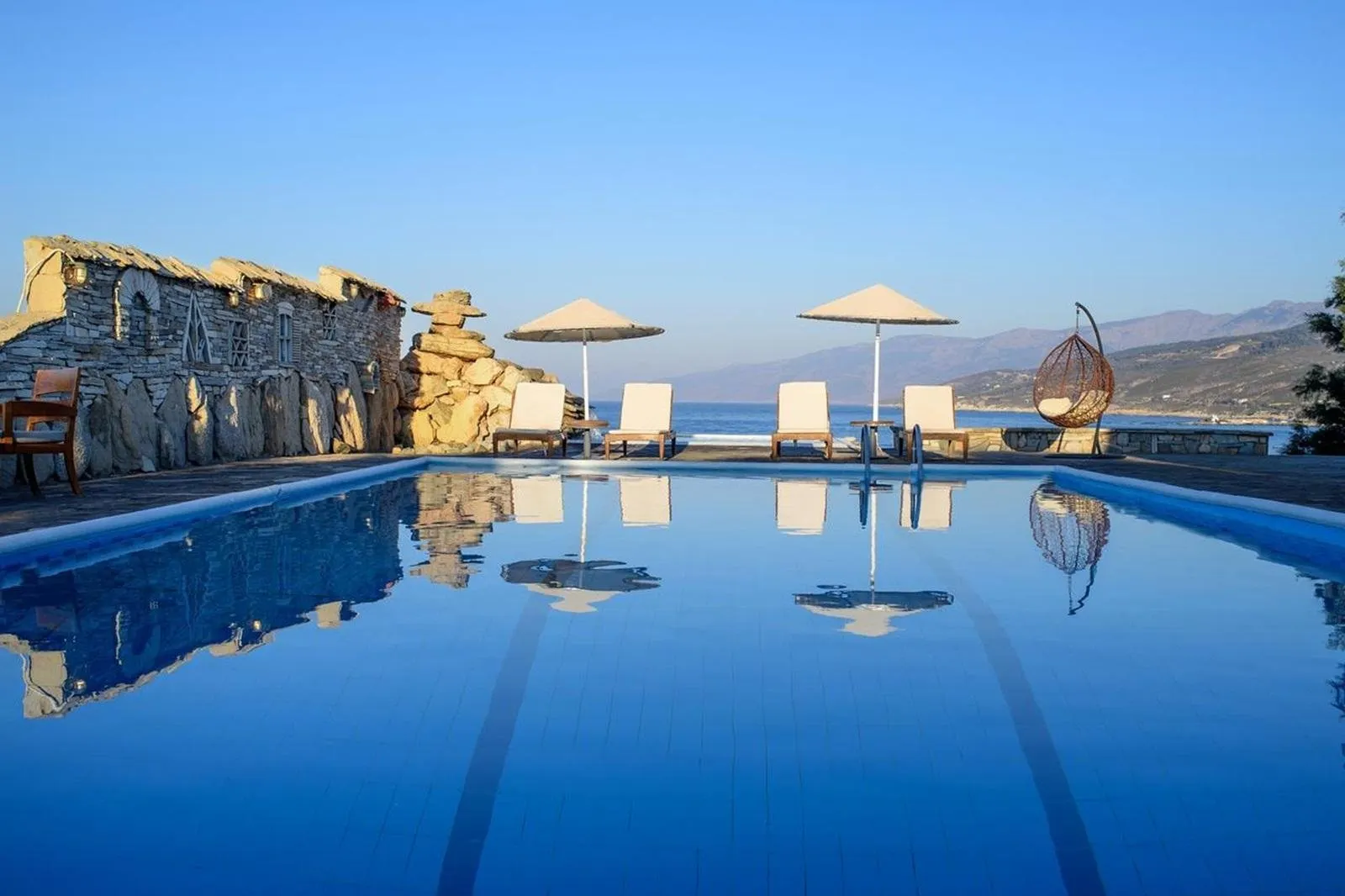 Cavos Bay Hotel