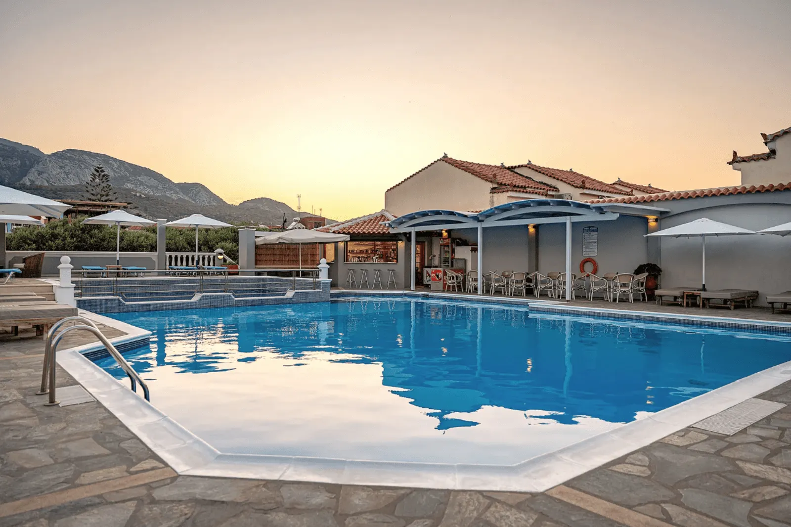 Athena Hotel - Kokkari - Samos - Griekenland - &Olives Travel - 2.png