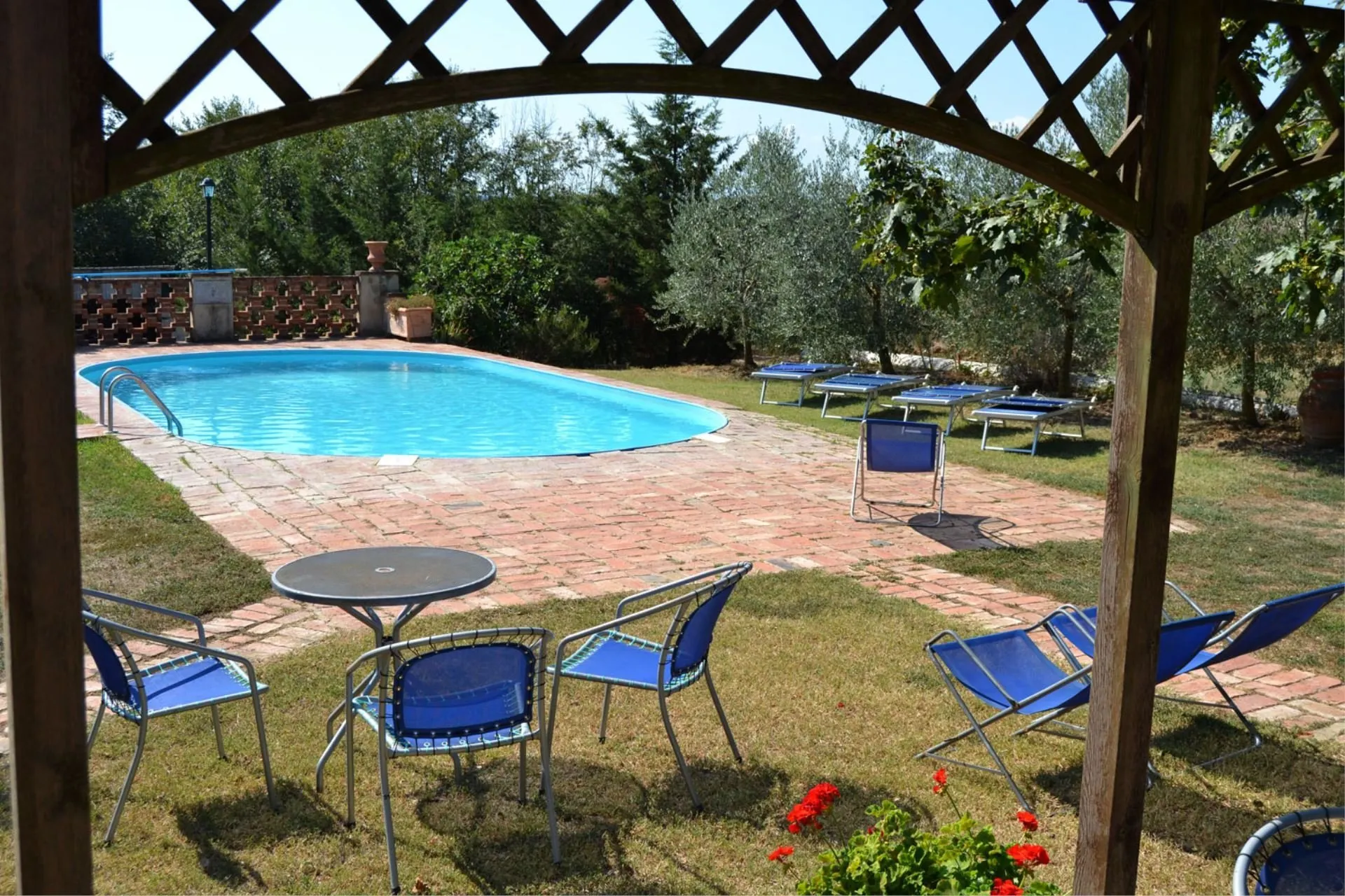 la gabola - zwembad met portico