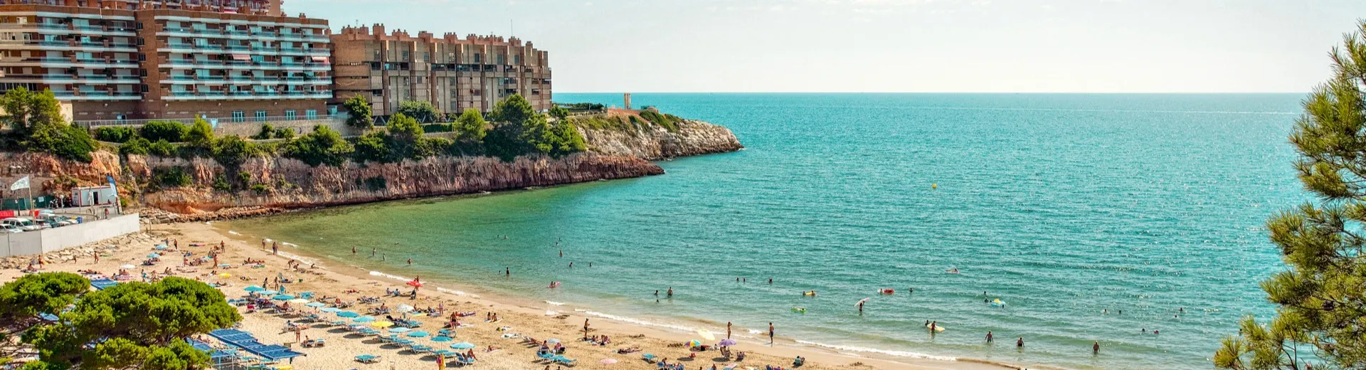 Doen Aquopolis en Port Aventura je hart sneller slaan? Of eerder fan van Reus, Barcelona, bruisend Salou of Tarragona? Aan de Costa Dorada kom je ongetwijfeld ogen tekort. Boek nu je vliegvakantie naar de Costa Dorada in Spanje en geniet binnenkort. 