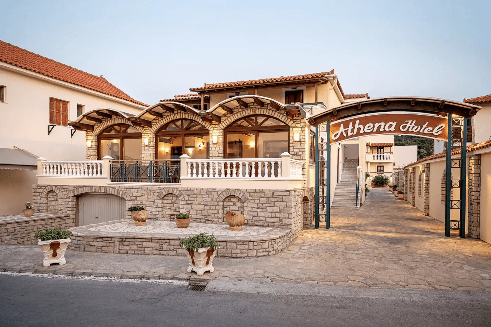 Athena Hotel - Kokkari - Samos - Griekenland - &Olives Travel.png