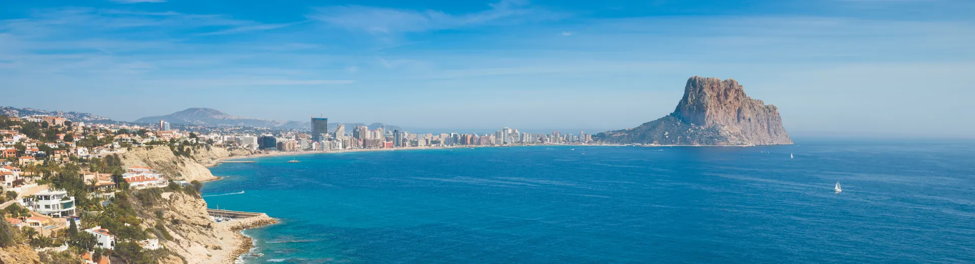 Vous voyagez dans le sud de l'Espagne ? Alors la Costa Blanca est une bonne idée. Cette côte d'un blanc nacré capte l'imagination et offre le summum du plaisir sous le soleil. 