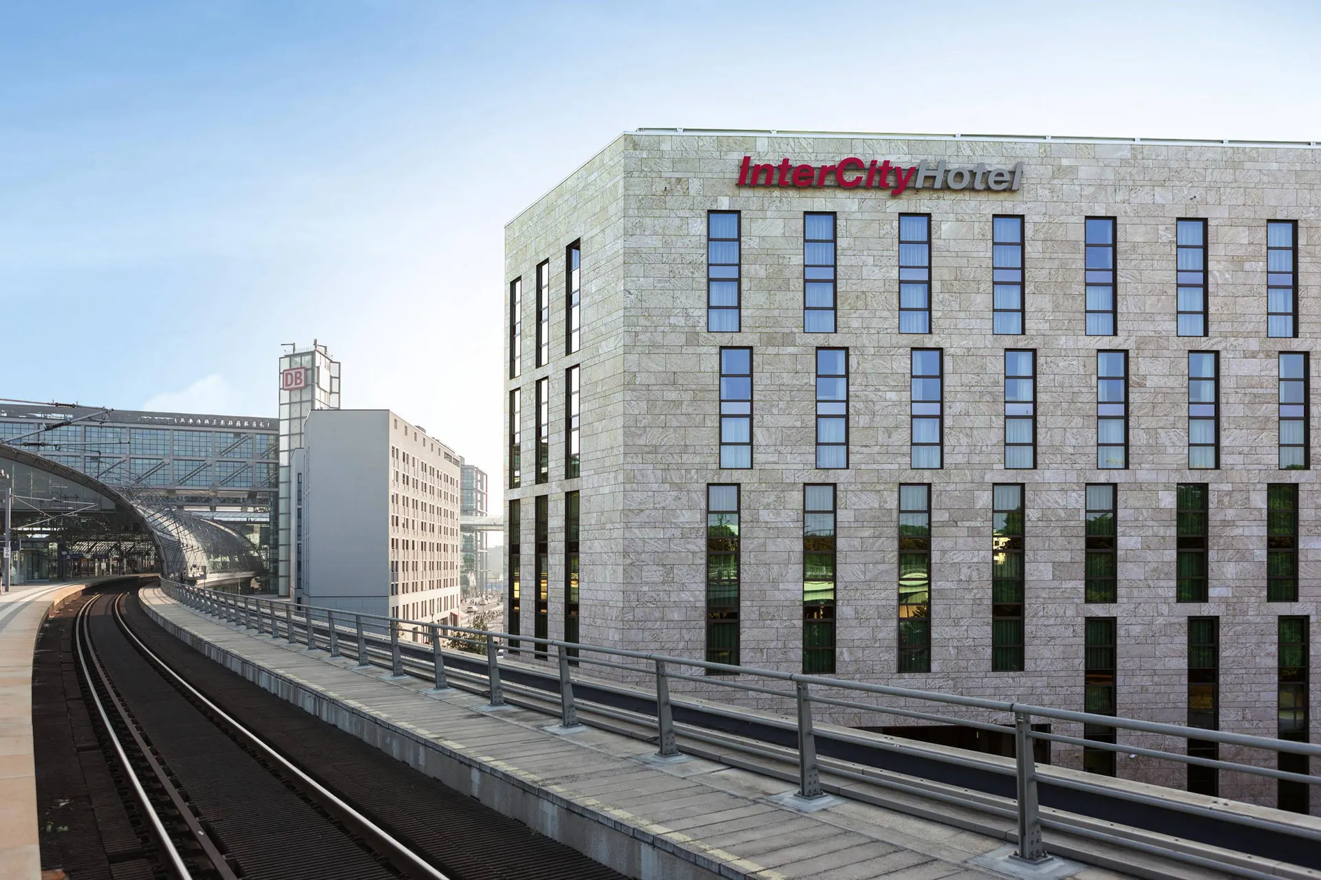 Hauptbahnhof, op ca. 2 minuten loopafstand van het hotel!