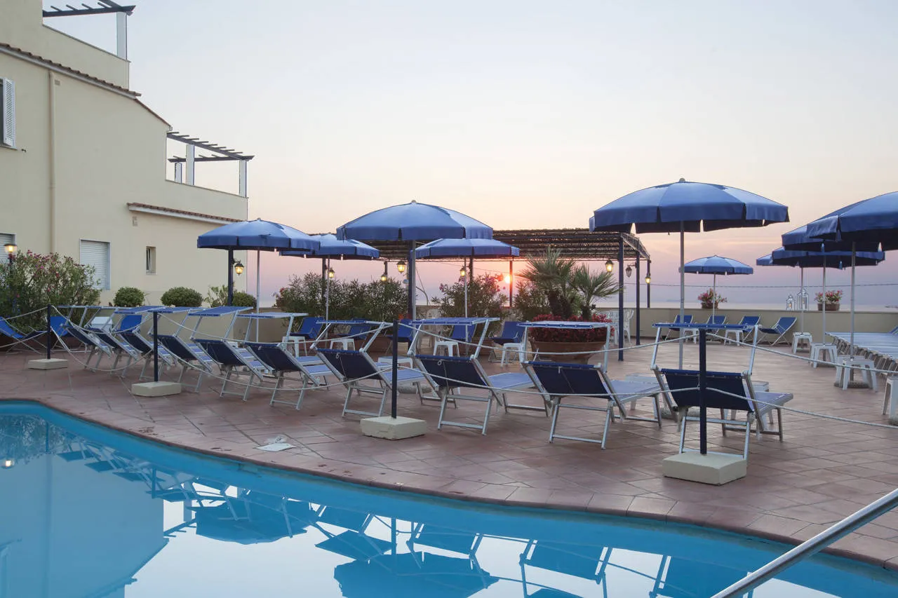 Buitenzwembad bij zonsondergang (Hotel Piccolo Paradiso)