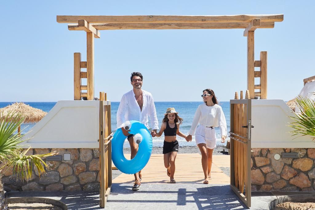 Sea Breeze Santorini Beach Resort, Curio Collection by Hilton, foto 4