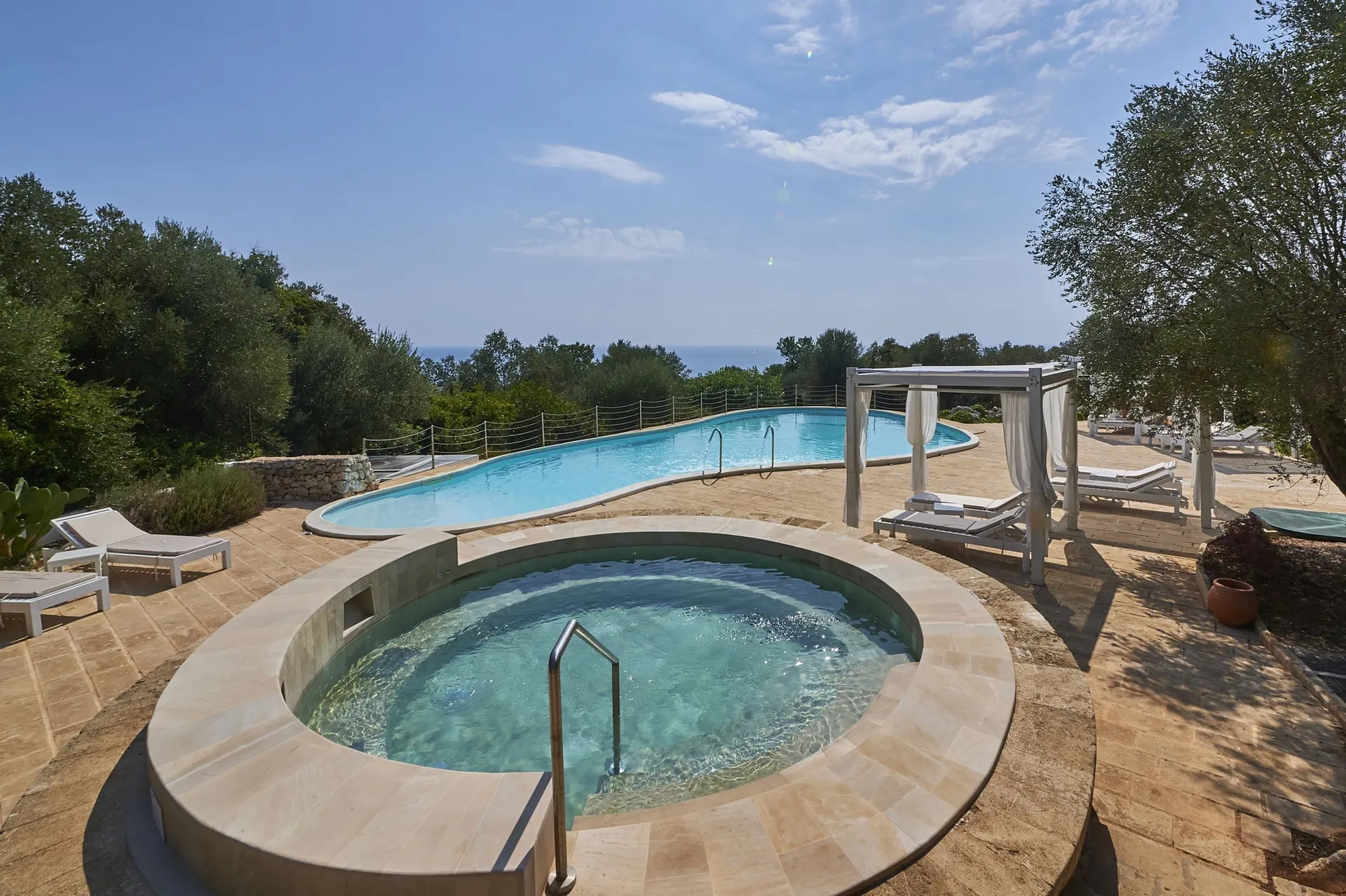 marenea suite hotel - puglia - italie - zwembaden met loungebedden