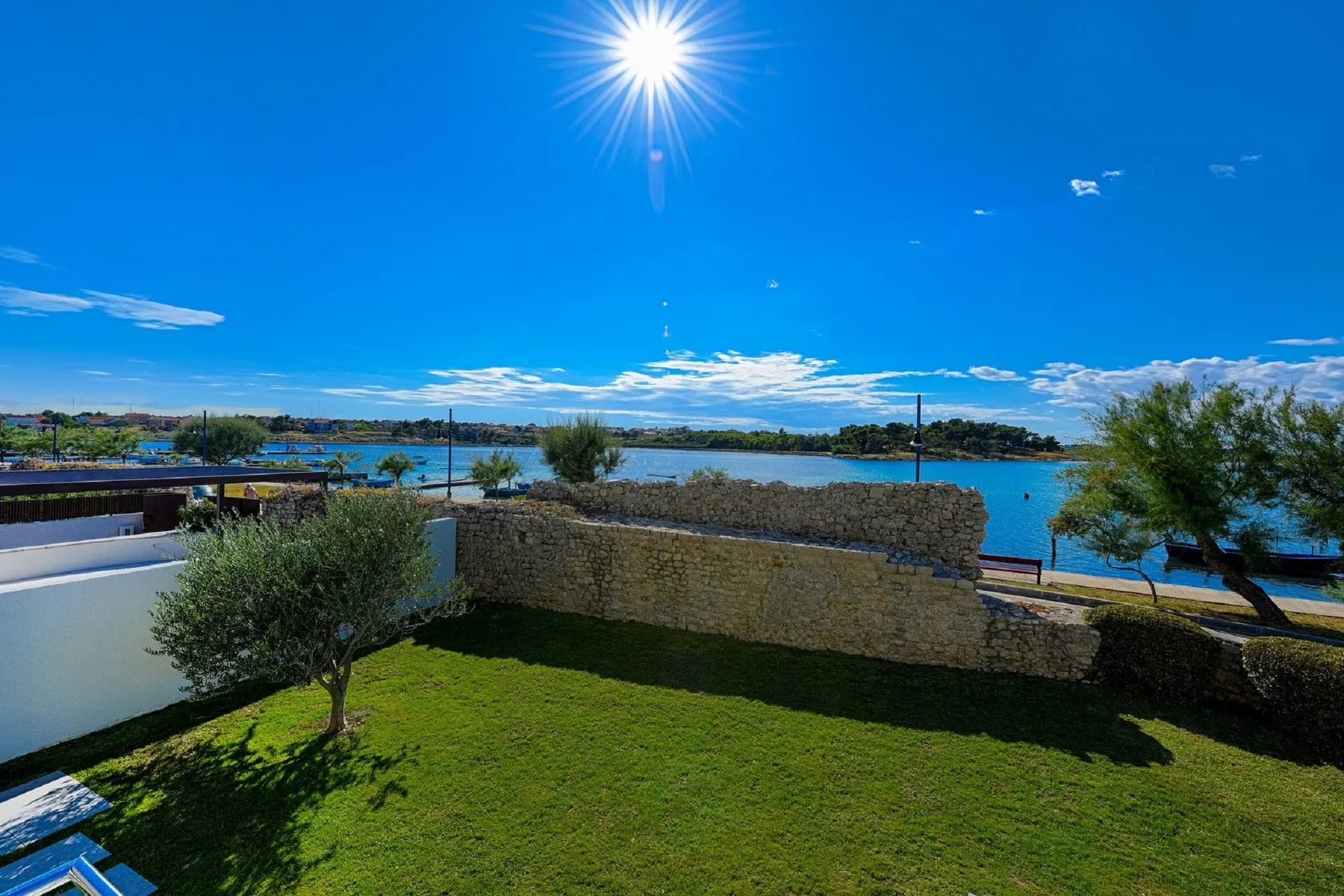 Vue de la maison de vacances (été)