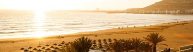 Op en top genieten aan een Marokkaanse badplaats? Dan is Agadir een goeie keuze. Snorkelen, surfen of gewoon lekker aan het strand liggen. Alles kan en mag op vliegvakantie naar Agadir.