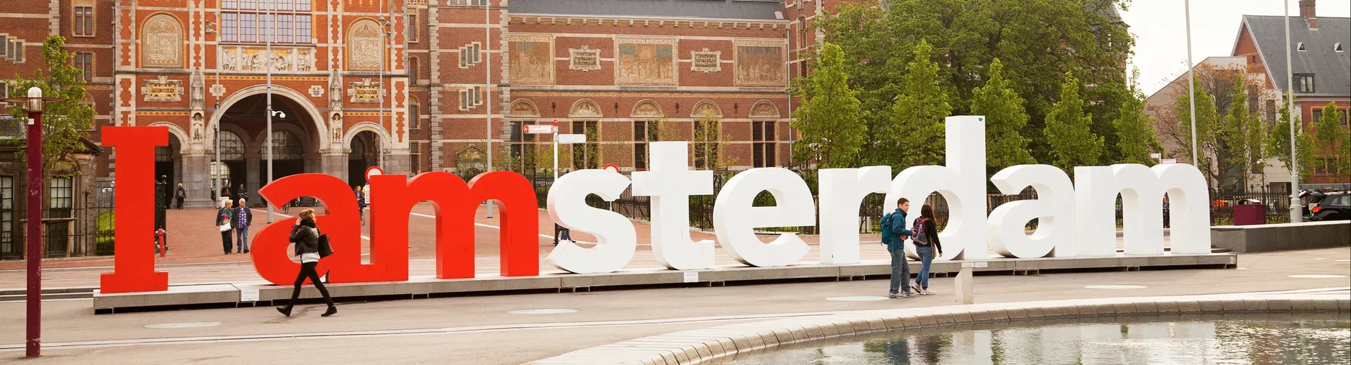 I Amsterdam aan het Rijksmuseum en museumplein op citytrip in Amsterdam.
