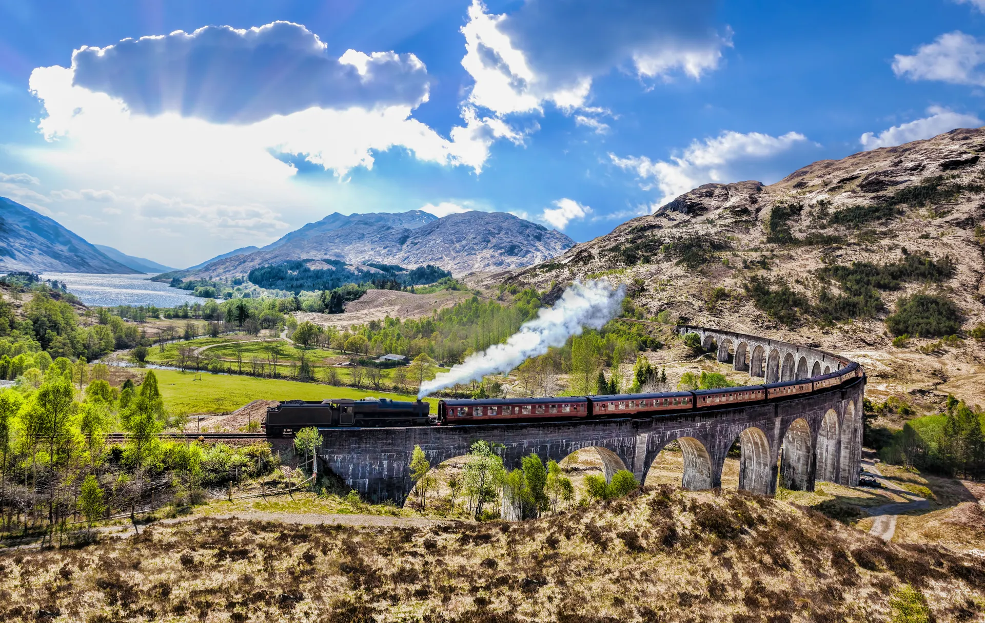 Jacobite stoomtrein over het Glenfinnan Railway Viaduct