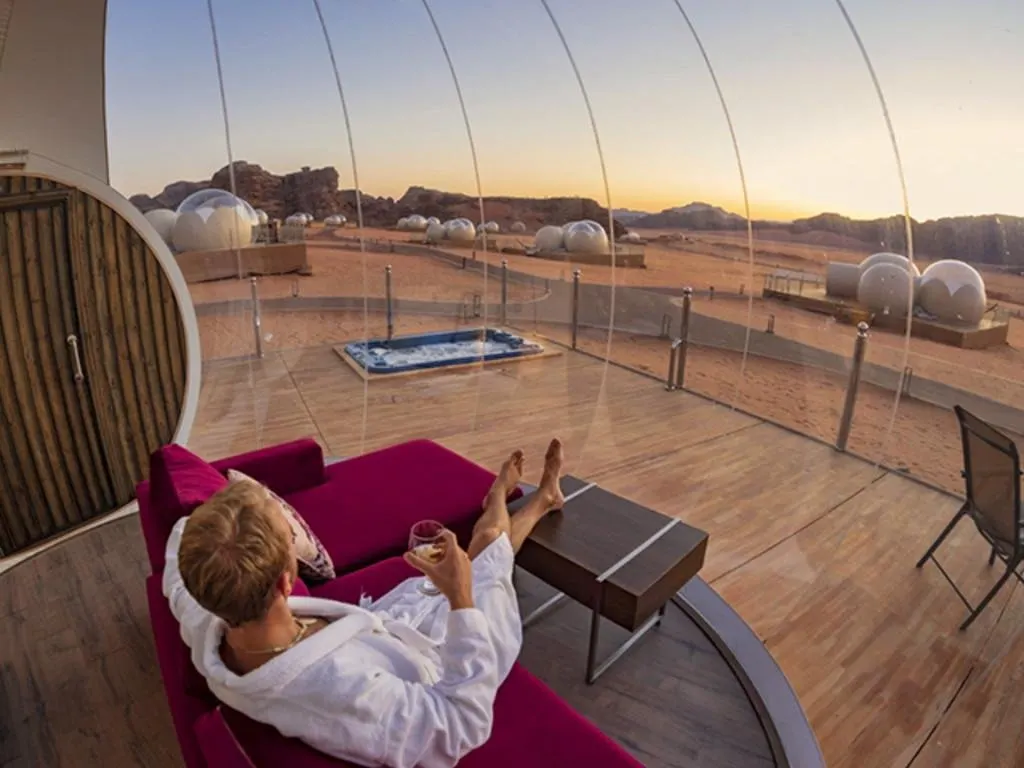 Wadi Rum Bubble Luxotel bubbel suite zitgedeelte met uitzicht - Wadi Rum