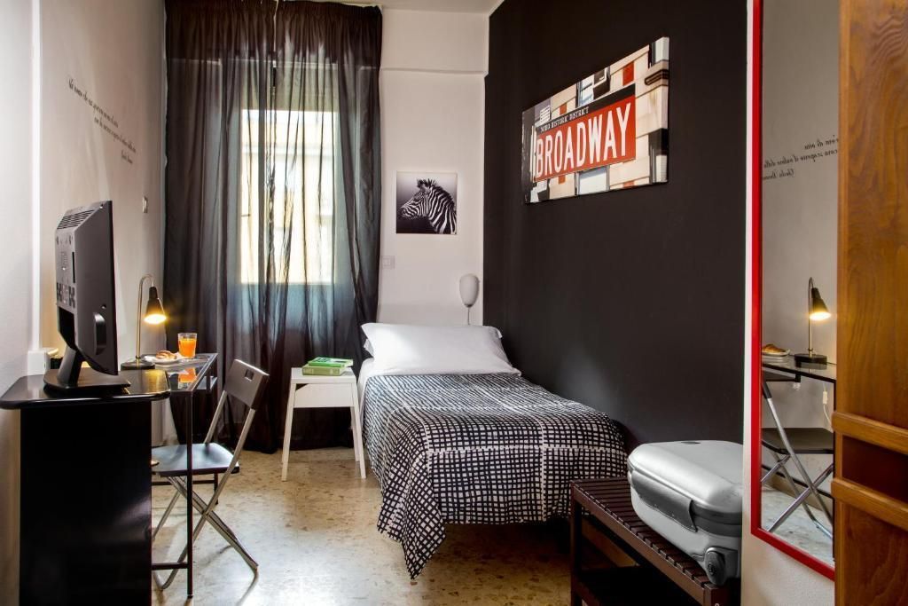Radio Hotel, foto 2