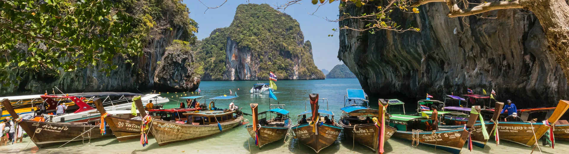 Tempels bewonderen, shoppen op drijvende marktjes, varen doorheen nationale parken,... Thailand heeft voor elk wat wils. Laat je volledig betoveren en boek nu je reis naar Thailand. 