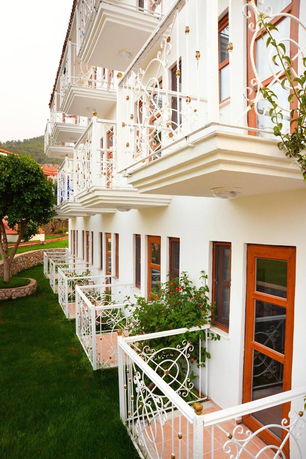 White Otel, foto 2