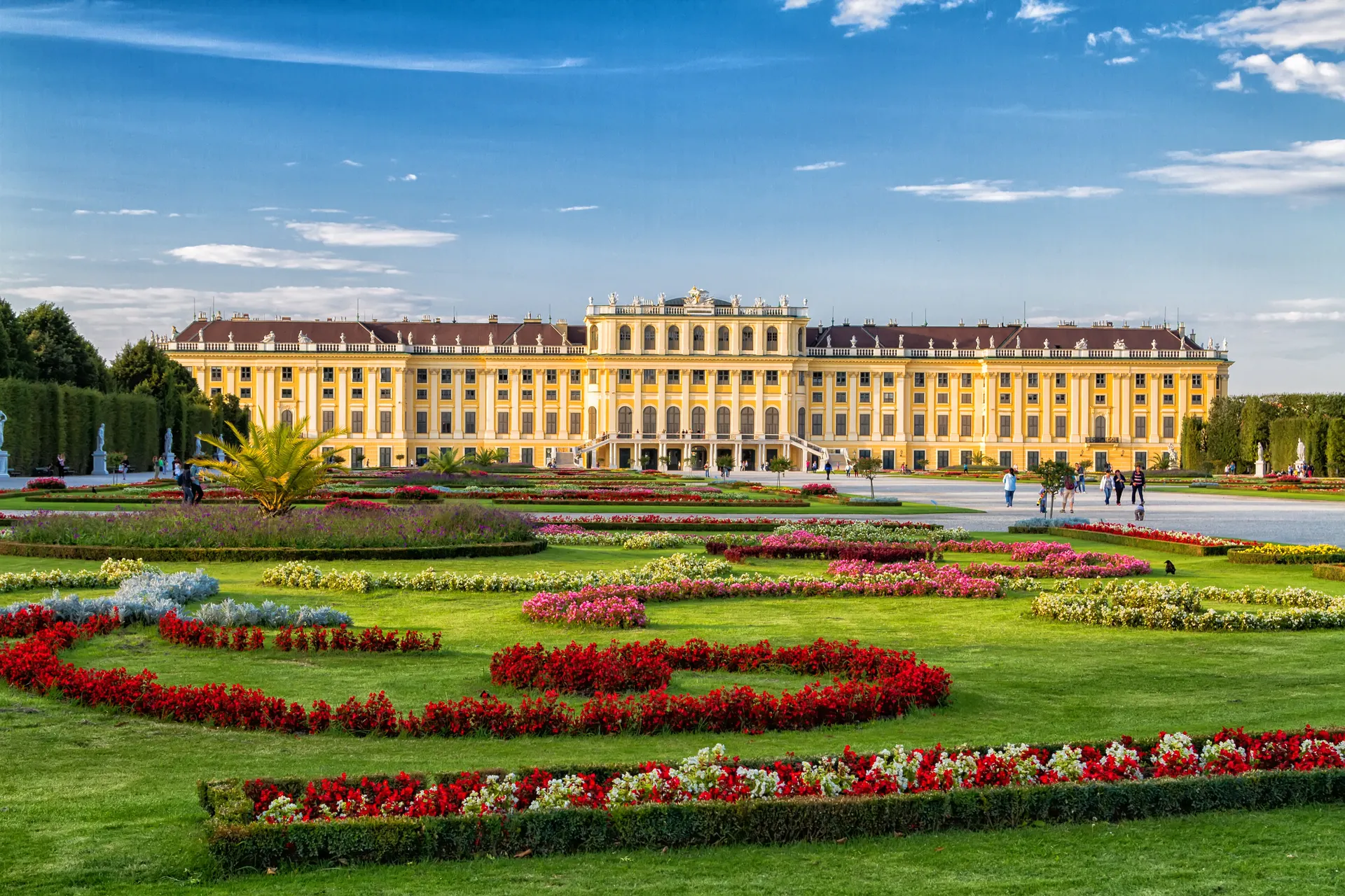 Schönbrunn in Wenen met prachtige uitgestrekte bloementuinen | de Jong Intra Vakanties