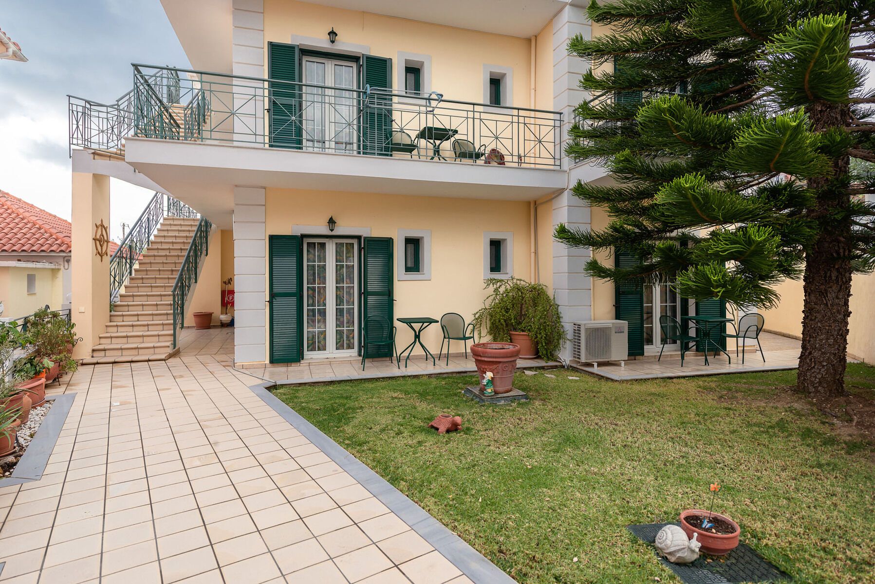 Naftilos Studios, foto 2