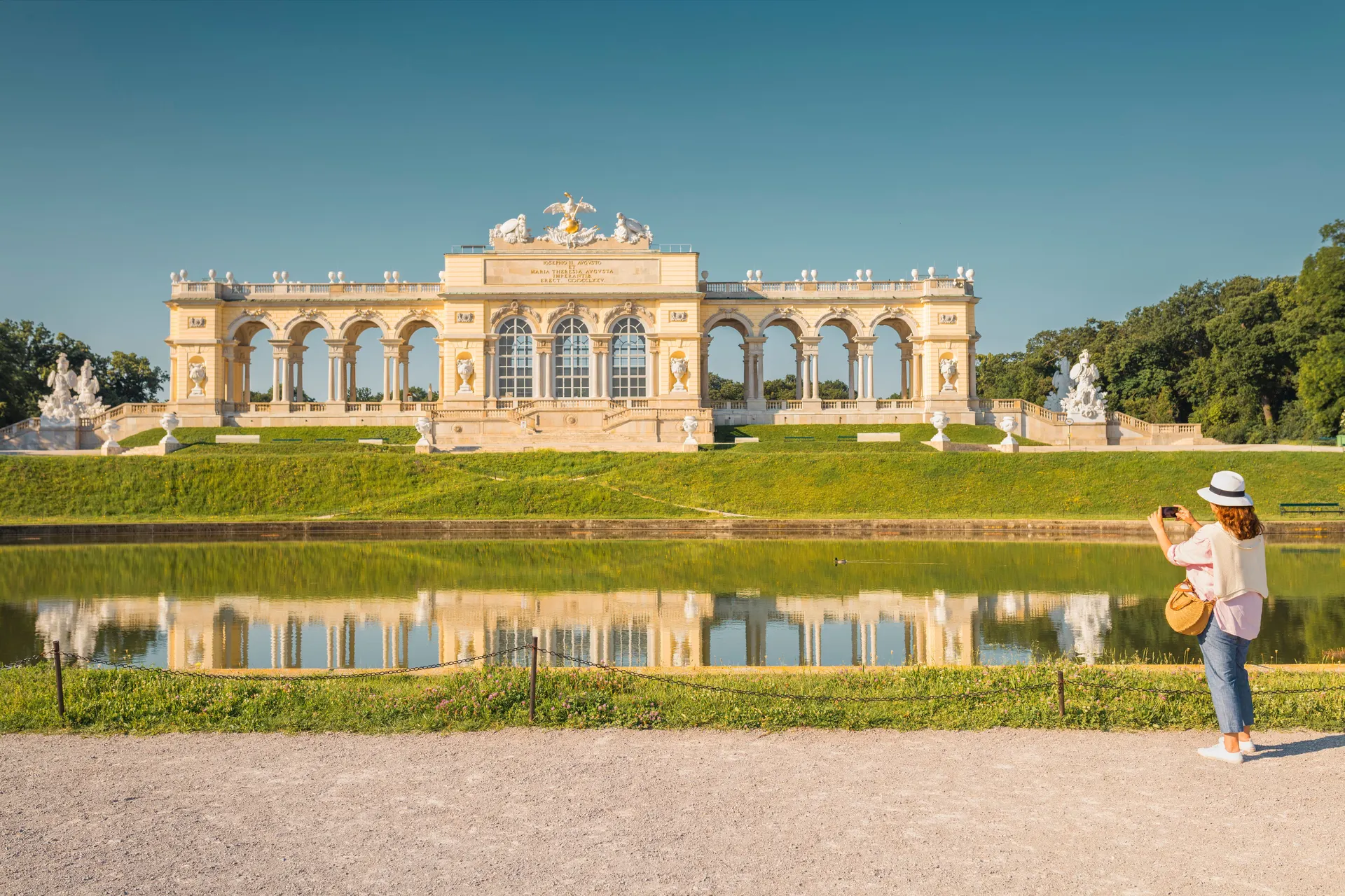 Schloss Schönbrunn in Wenen, een indrukwekkend barok paleis met uitgestrekte tuinen en historische architectuur tijdens de groepsreis | de Jong Intra Vakanties