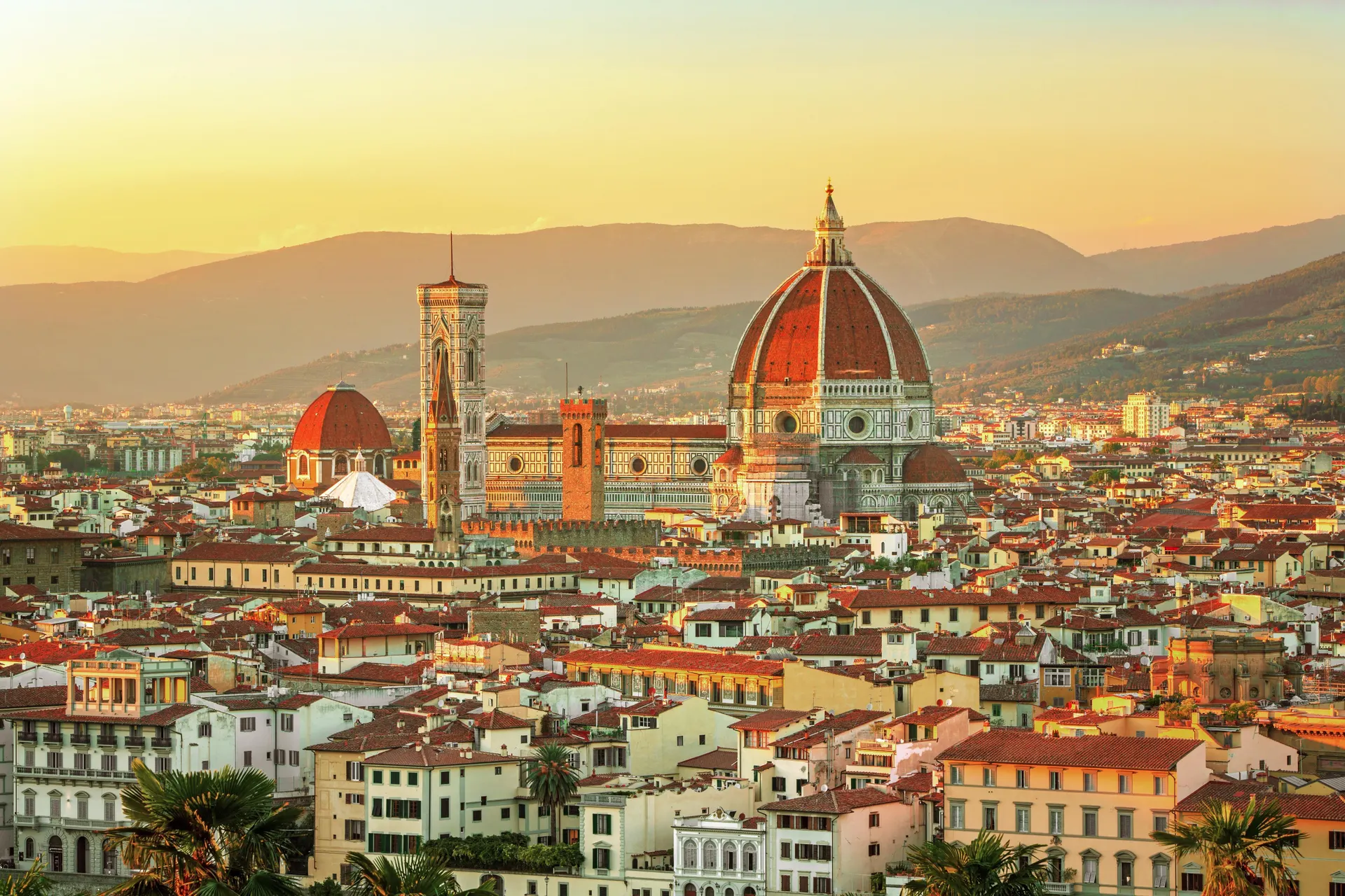 Katheraal Santa Maria del Fiore tijdens zonsondergang in Florence, Toscane